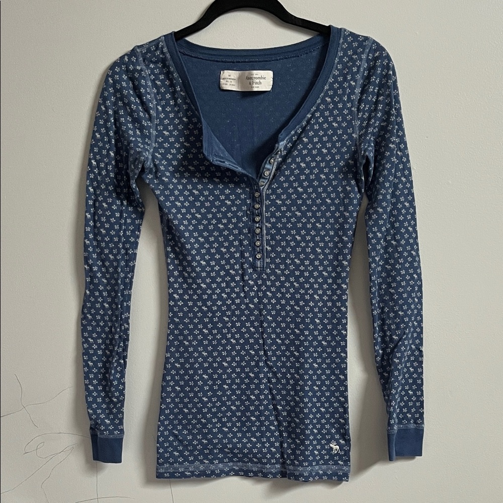 Abercrombie and Fitch vintage y2k blue white moose leaf patterned Henley top